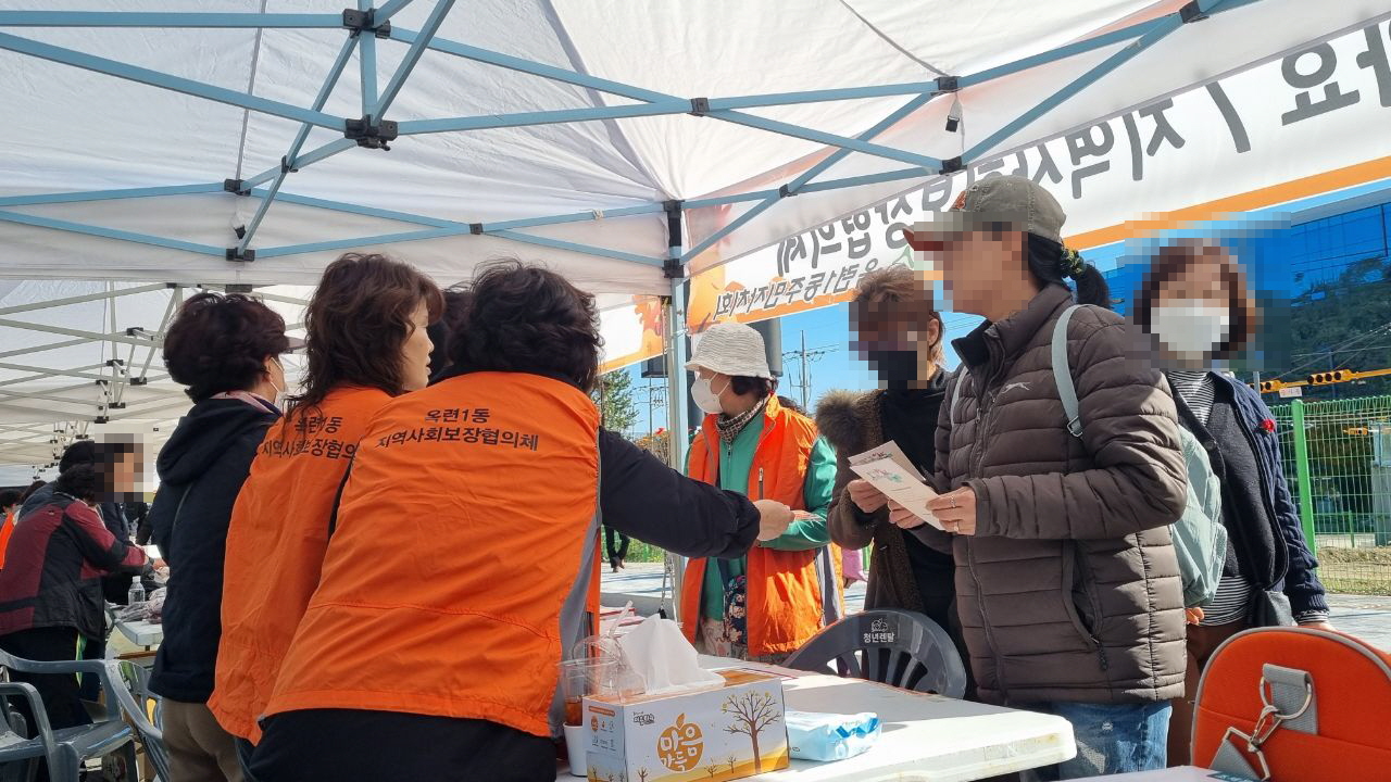 연수구 옥련1동 지역사회보장협의체는 지난 1일 옥련1동 ‘달빛음악축제’ 행사장에서 신복지 취약계층 발굴 홍보 및 기부천사 모금 캠페인을 진행했다